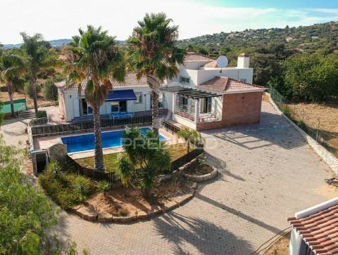Moradia mediterrânica com piscina e jardim em são brás de alportel