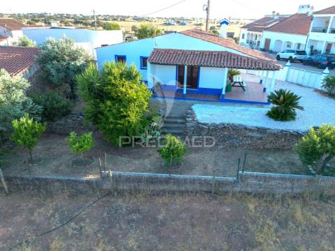 Moradia t2 completamente remodelada com jardim em orvalhos - alandroal