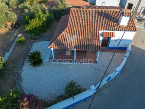 Moradia t2 completamente remodelada com jardim em orvalhos - alandroal