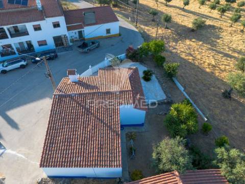 Moradia t2 completamente remodelada com jardim em orvalhos - alandroal