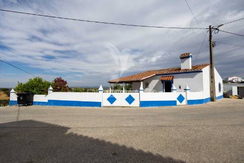 Moradia t2 completamente remodelada com jardim em orvalhos - alandroal