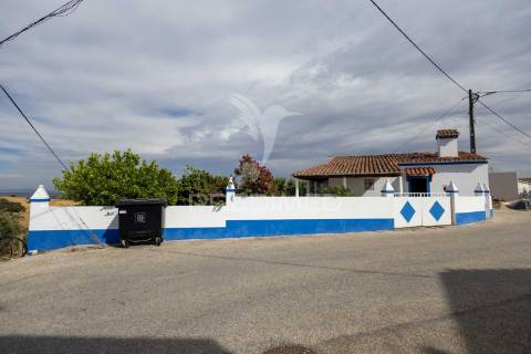 Moradia t2 completamente remodelada com jardim em orvalhos - alandroal