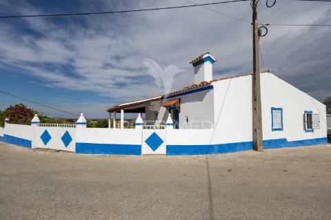 Moradia t2 completamente remodelada com jardim em orvalhos - alandroal