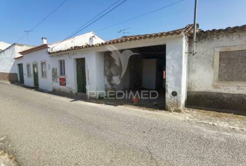 Moradia localizada em bugalhos / alcanena
