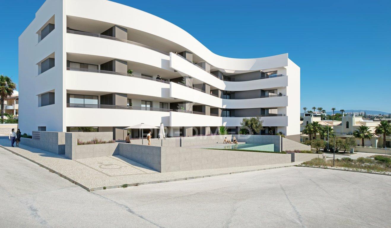 T2 novo no porto de mós em lagos com piscina e estacionamento privado