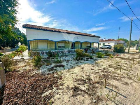 Moradia t5 com terreno perto de torrão