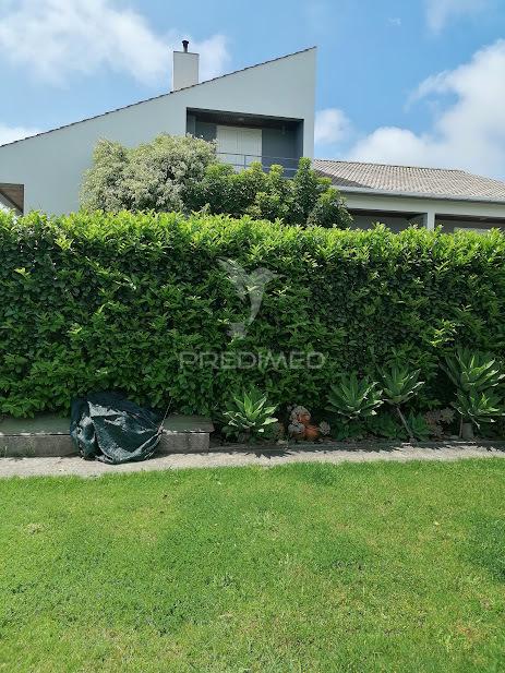 Moradia t5, com 3 pisos, terreno e anexos