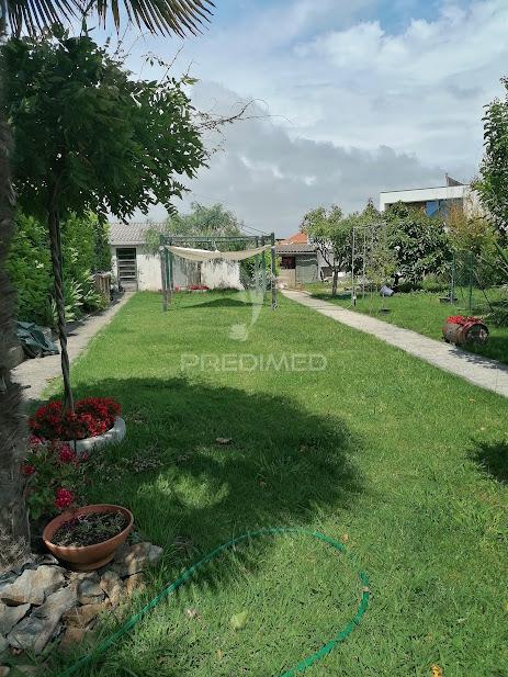 Moradia t5, com 3 pisos, terreno e anexos