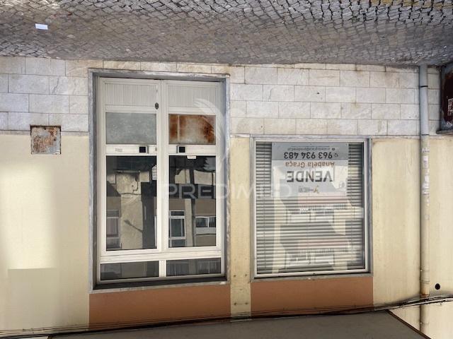 Loja comercial na rua aurélia de sousa, 12