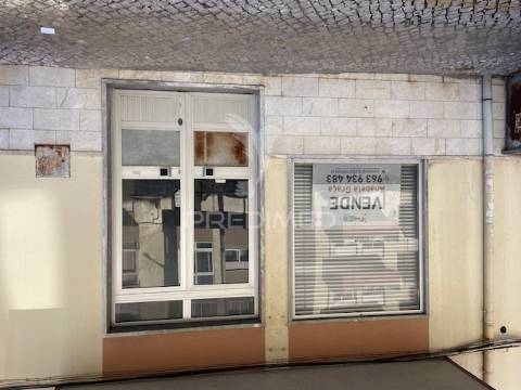 Loja comercial na rua aurélia de sousa, 12