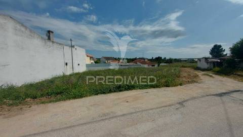 Lote de terreno urbano com 868 m2 em torres novas.