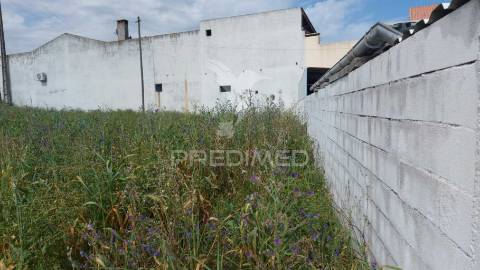 Lote de terreno urbano com 868 m2 em torres novas.