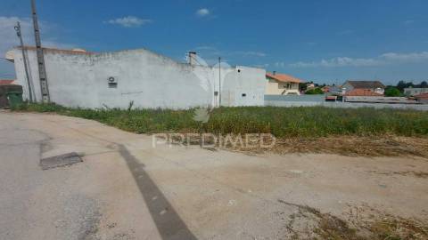 Lote de terreno urbano com 868 m2 em torres novas.