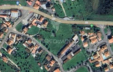 Lote de terreno urbano com 868 m2 em torres novas.