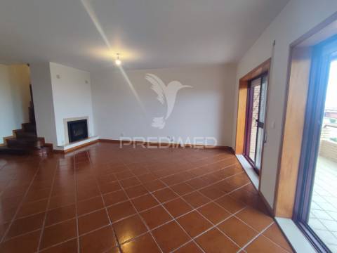 Lavra, agudela. duplex t3 com vistas mar, lugar de garagem e arrumos.
