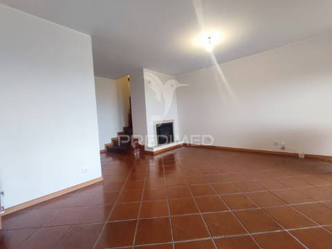 Lavra, agudela. duplex t3 com vistas mar, lugar de garagem e arrumos.