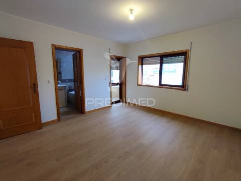 Lavra, agudela. duplex t3 com vistas mar, lugar de garagem e arrumos.