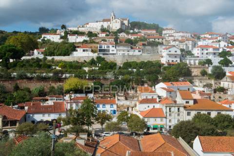 Terreno urbano com ruína no coração de alenquer
