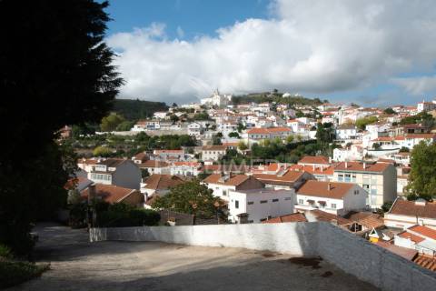 Terreno urbano com ruína no coração de alenquer