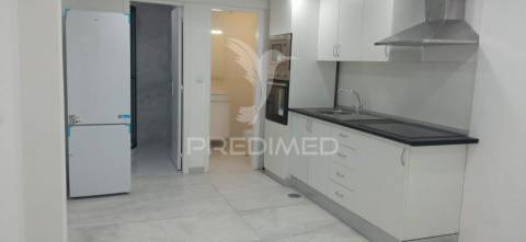 Loja transformada em habitação t2 em vale milhaços