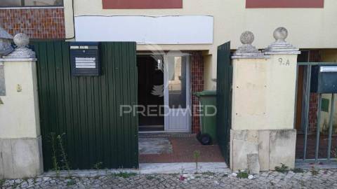 Loja transformada em habitação t2 em vale milhaços