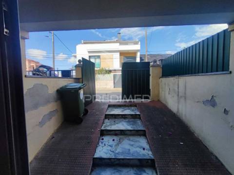 Loja transformada em habitação t2 em vale milhaços