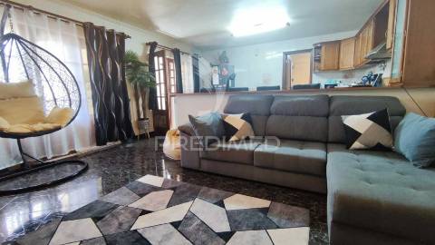 Moradia t1+1  em lote de 364m2 em fernão ferro