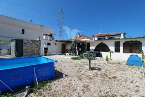 Moradia t1+1  em lote de 364m2 em fernão ferro
