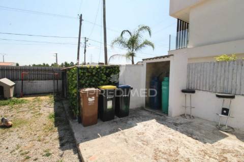 Moradia t1+1  em lote de 364m2 em fernão ferro