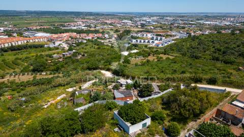 Terreno urbano com ruína para construção de moradia em alenquer