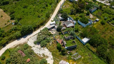 Terreno urbano com ruína para construção de moradia em alenquer