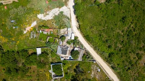 Terreno urbano com ruína para construção de moradia em alenquer