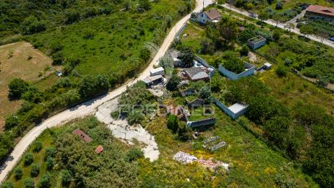 Terreno urbano com ruína para construção de moradia em alenquer