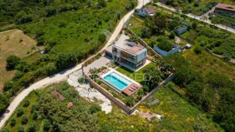 Terreno urbano com ruína para construção de moradia em alenquer