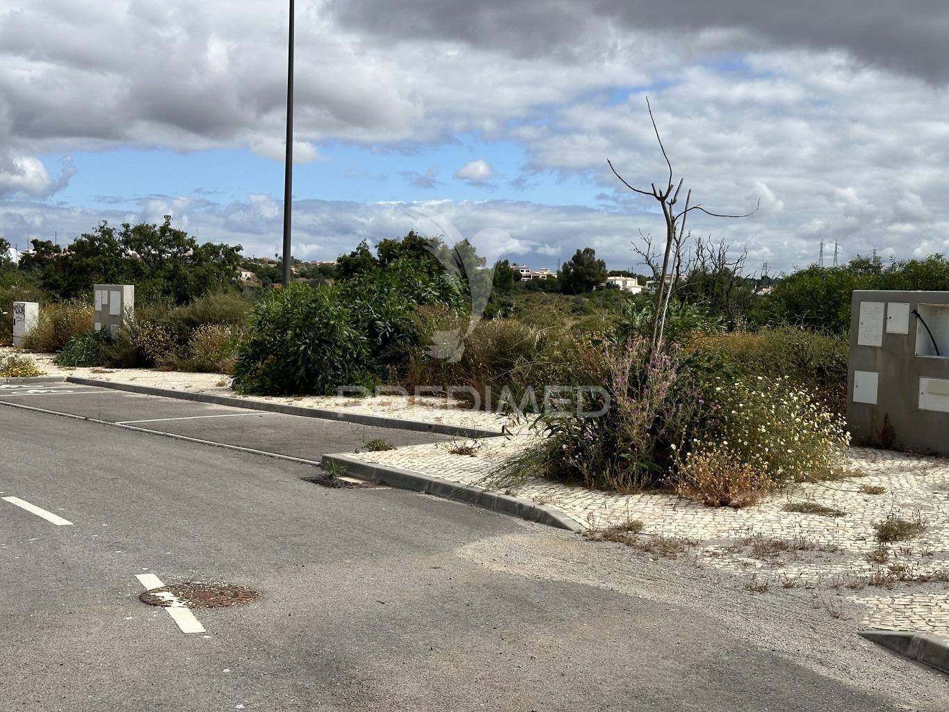 Lote de terreno para construção de moradia com + de 300m2 e piscina