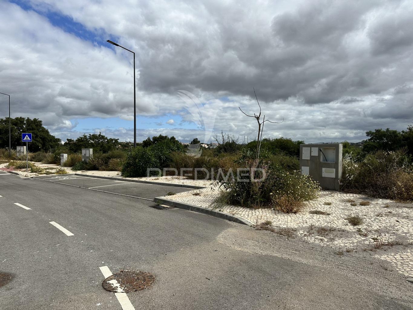Lote de terreno para construção de moradia com + de 300m2 e piscina