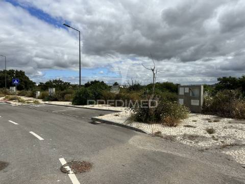 Lote de terreno para construção de moradia com + de 300m2 e piscina