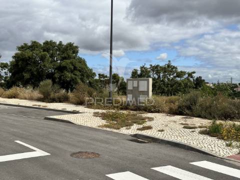 Lote de terreno para construção de moradia com + de 300m2 e piscina