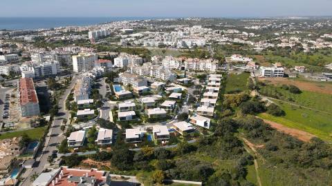 Lote de terreno para construção de moradia com + de 300m2 e piscina