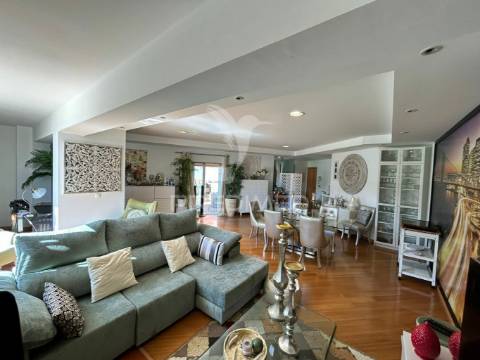 Apartamento t2 com terraço em excelente estado em setúbal