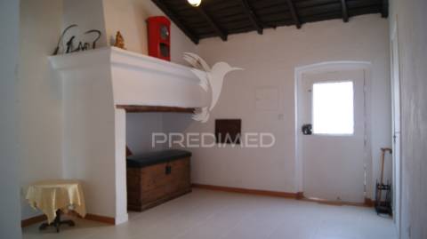 Moradia em vaiamonte com amplo espaço exterior.