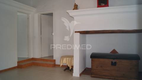 Moradia em vaiamonte com amplo espaço exterior.