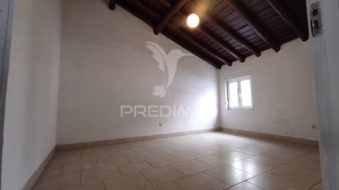 Moradia em vaiamonte com amplo espaço exterior.