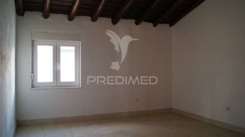 Moradia em vaiamonte com amplo espaço exterior.
