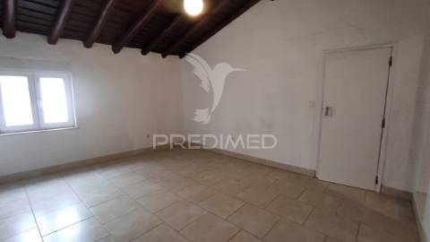 Moradia em vaiamonte com amplo espaço exterior.