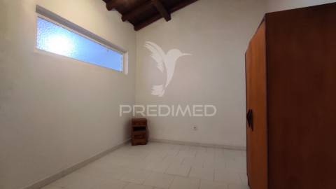Moradia em vaiamonte com amplo espaço exterior.