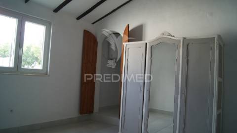 Moradia em vaiamonte com amplo espaço exterior.