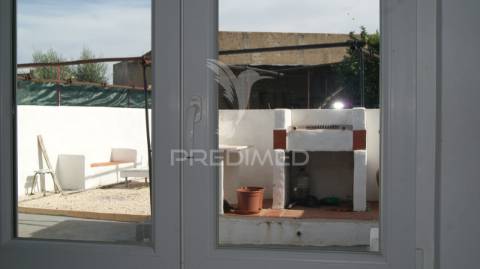 Moradia em vaiamonte com amplo espaço exterior.