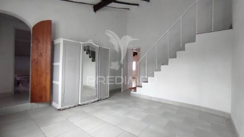 Moradia em vaiamonte com amplo espaço exterior.