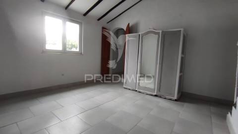 Moradia em vaiamonte com amplo espaço exterior.